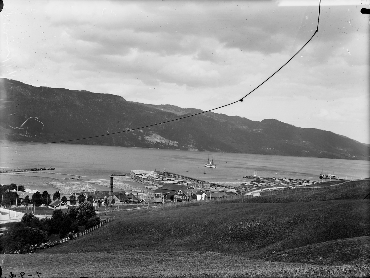 Thamshavn bruk. S/Y "Princess Alice" på fjorden.