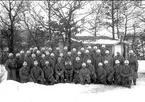 Luftvärnstropp vid SKF i Göteborg vintern 1940. I grå pälsmössa, m/23 samt kappa m/10 med snedrem till kopplet, dåvarande fänriken Peter Bergelin A 9.