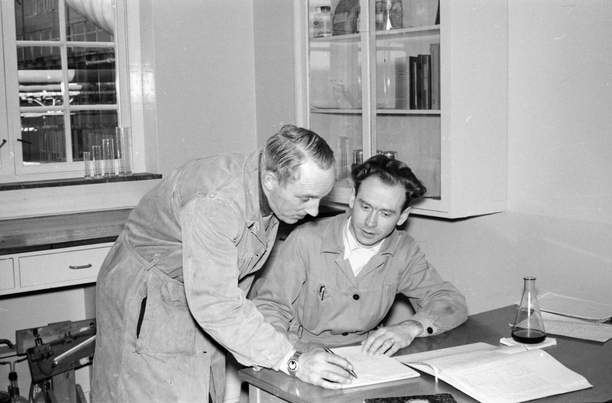 Laborantane Reidar Larsen og Johannes A. Borge ved arbeidsbenken på Zinken