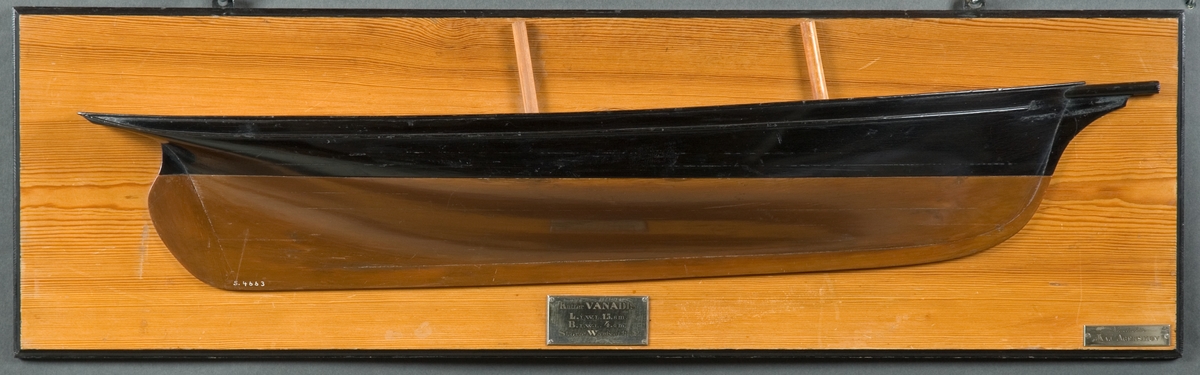 Halvmodell av kuttern VANADIS. Syrbord sida. Två master, bogspröt. Monterad på ljus träplatta.