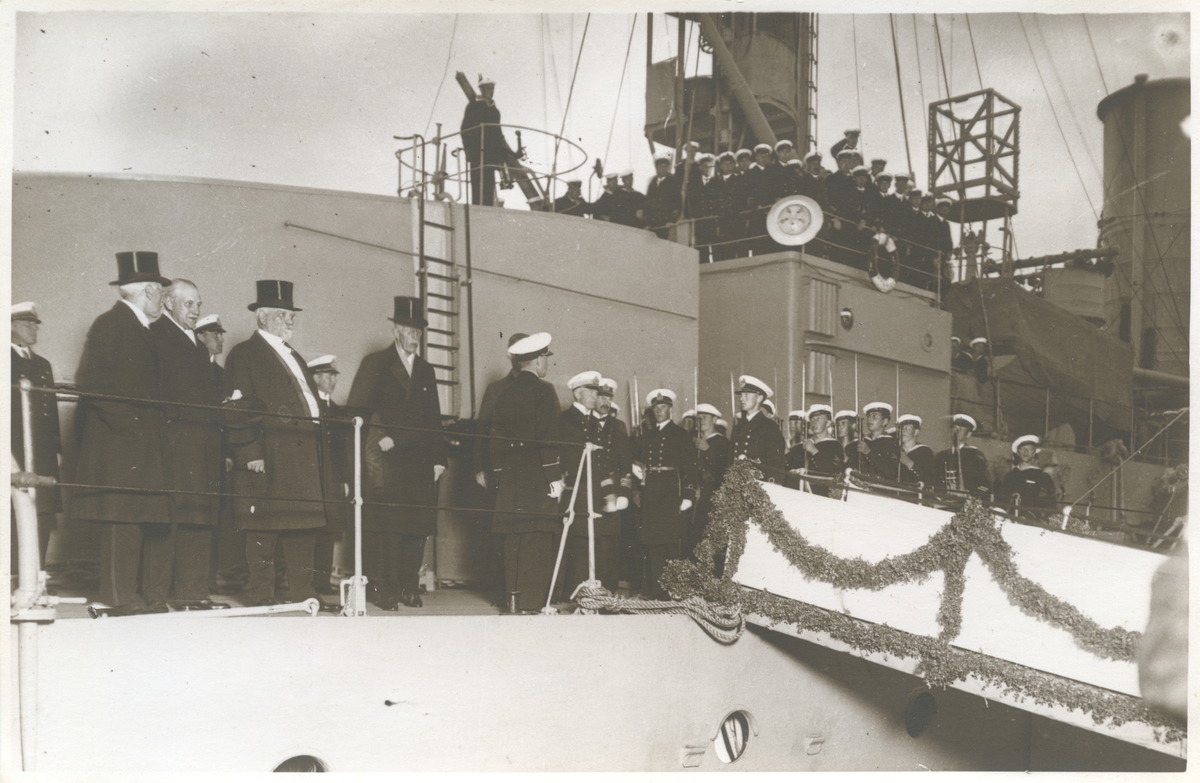 Kung Gustaf V på däcket till pansarskeppet SVERIGE vid avfärden från Riga efter det baltiska statsbesöket i juni 1929.