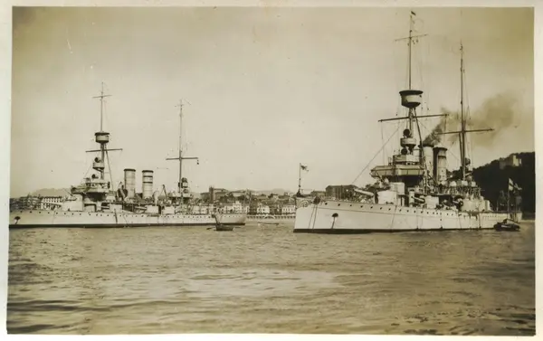 De svenska pansarskeppen TAPPERHETEN och MANLIGHETEN i San S