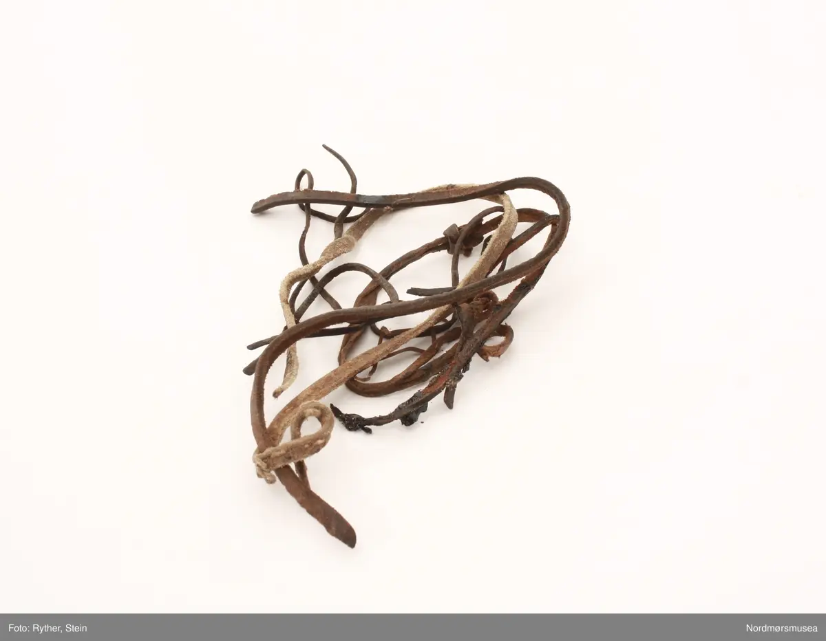 sa) Rund, dreiet treeske med lokk. Inneholder 1,5-2 cm lange pinner med spiss i ene enden. Mye bek utenpå esken.
sb) Avlang pappeske med lokk. Inneholder diverse låser, skruer o.l. 
Påskrift "Polar mixture".
sc) Firkantet sigareske i tre med lokk og hengsler. Inneholder syv trådsneller, en stk. harpiks (?), og en pose med metall "nagler". Lokk sprukket. Fargebilde med neger på.
sd) Syv poser med diverse innhold: Tre med pinner, tre med spiker, en med spenner.
se) Diverse lærbiter, lærreimer, såler osv. Ligger utover i skokrakkens hovedrom.