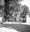 Reportage för Gefle Dagblad. Röda Korsbazar i landshövdingens trädgård på Slottet. Juni 1937