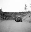 Reportage för Gefle Posten. Oktober 1937. Två män samt en lastbil, X6902 GMC från omkring 1937, ägd av  Gustav Lundgren Rörberg i Valbo.