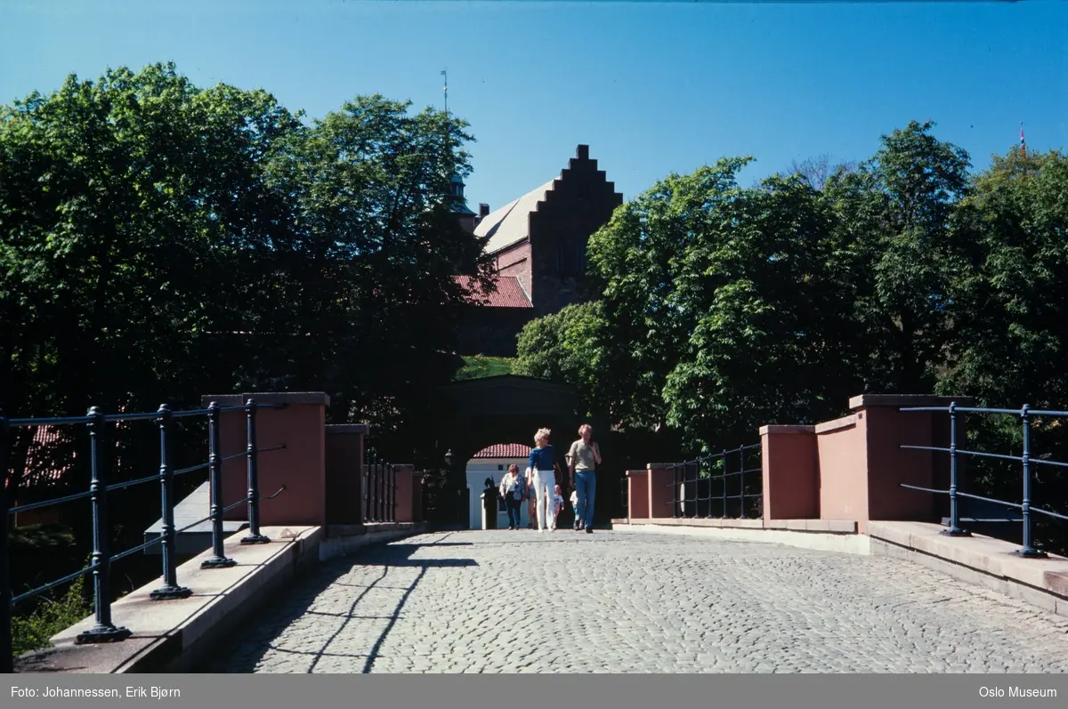 Akershus festning, Festningsbroen, mennesker