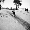 Kälk- och lådåkning i backen på Artillerigatan 8-12, Gävle, 1957.