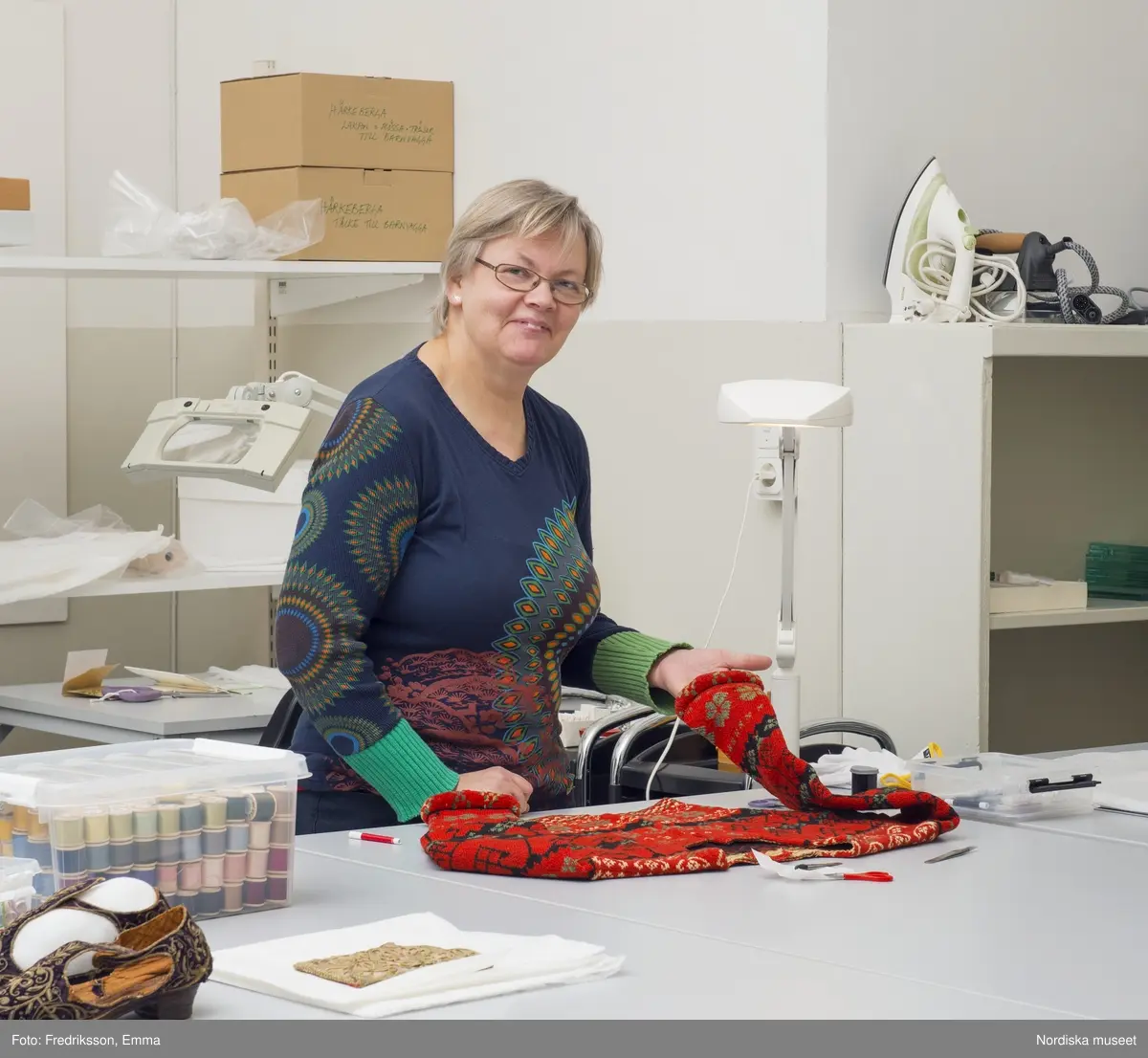 Stickcafé, Nordiska museet, konservatorn Catharina Sack och intendent Helena Lindroth förbereder inför Sickcaféet, tyg, material, hantverk, sticka, garn