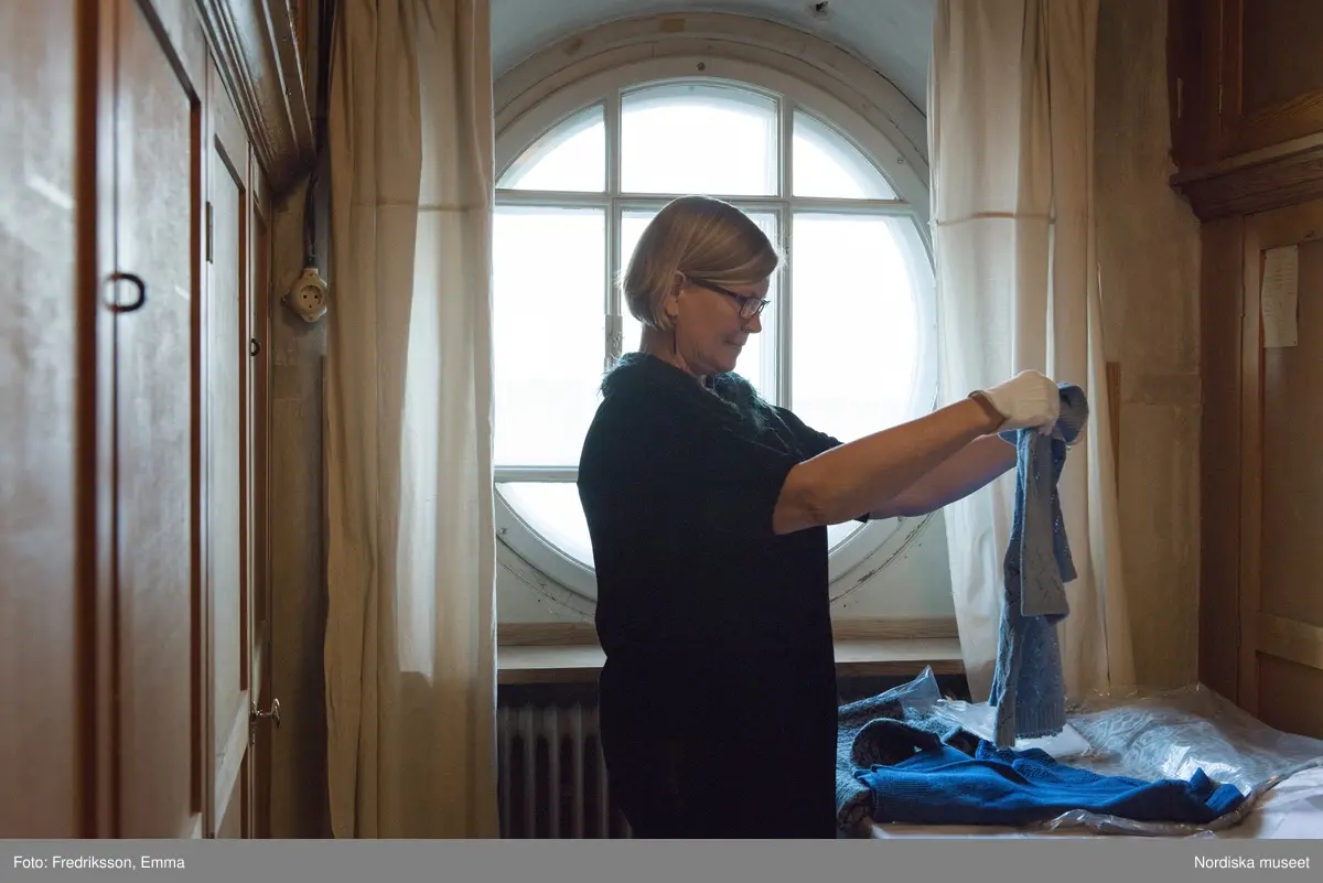 Stickcafé, Nordiska museet, konservatorn Catharina Sack och intendent Helena Lindroth förbereder inför Sickcaféet, tyg, material, hantverk, sticka, garn