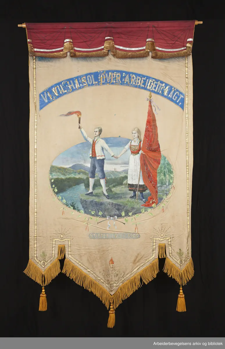 Kongsberg Arbeiderpartis Ungdomslag V-K-U.Stiftet 14. november 1909..Forside..Fanetekst: Vi vil ha sol over arbeidet AGT