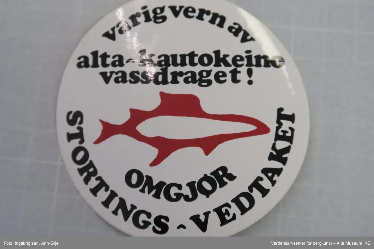 Runde merker, 19 stk.: La elva leve. Elva skal leve. Stilla. Hengemerke: 1 stk. Nålmerker: 3 stk.  Klistremerker: 6 stk. Tøymerker: 2 stk