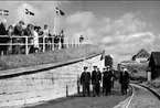 Kungabesök år 1962. Gustav VI Adolf på promenad mot skjutplatsen.