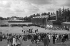 Kungabesök Gustaf VI Adolf besöker Karlsborg år 1962. Åskådare och trupp på skjutplatsen.