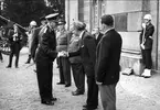 Kungabesök i Karlsborg år 1962. Museinämnden hälsar Gustaf VI Adolf välkommen. Neg finns.