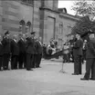 Kungabesök i Karlsborg år 1962. Gustaf VI Adolf, Å Edlund, Nils Johansson, öv Bratt, R Åkerman m.fl. På kyrkplan.