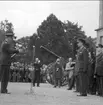 Kungabesök i Karlsborg år 1962. Gustaf VI Adolf, öv Bratt, Å Edlund m.fl. På kyrkplan.