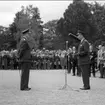 Kungabesök i Karlsborg år 1962. Gustaf VI Adolf, öv Bratt m.fl. På kyrkplan.