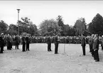 Kungabesök i Karlsborg år 1962. Gustaf VI Adolf, öv Bratt m.fl. På kyrkplan.