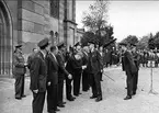 Kungabesök i Karlsborg år 1962. Gustaf VI Adolf hälsar på museikommittén.