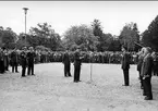 Kungabesök i Karlsborg år 1962. Gustaf VI Adolf och öv Bratt m.fl. På kyrkplan.