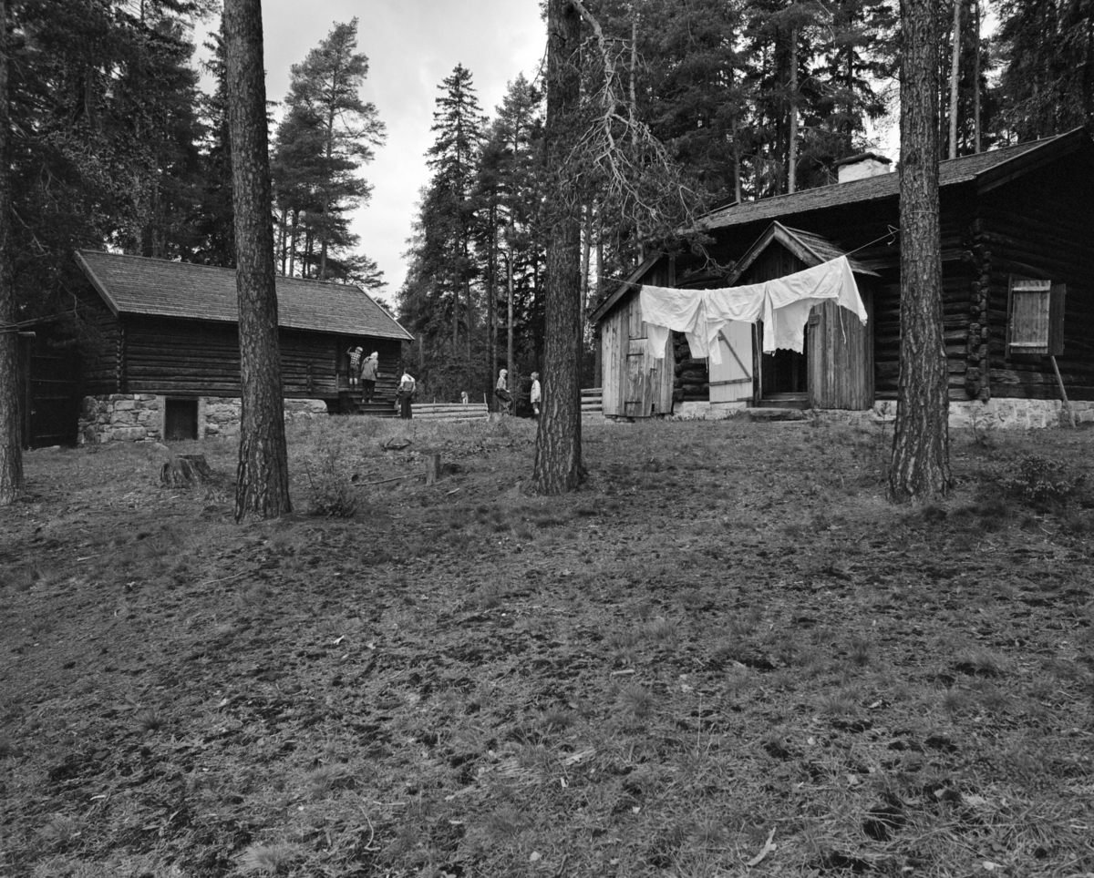 Norske Melkeprodusenters Landsforbund, NML 100 år 1881-1981. Jubileumsutstilling,"Liv i stuene", "husmannsplassen", Skarderud, klestørk, Domkirkeodden.