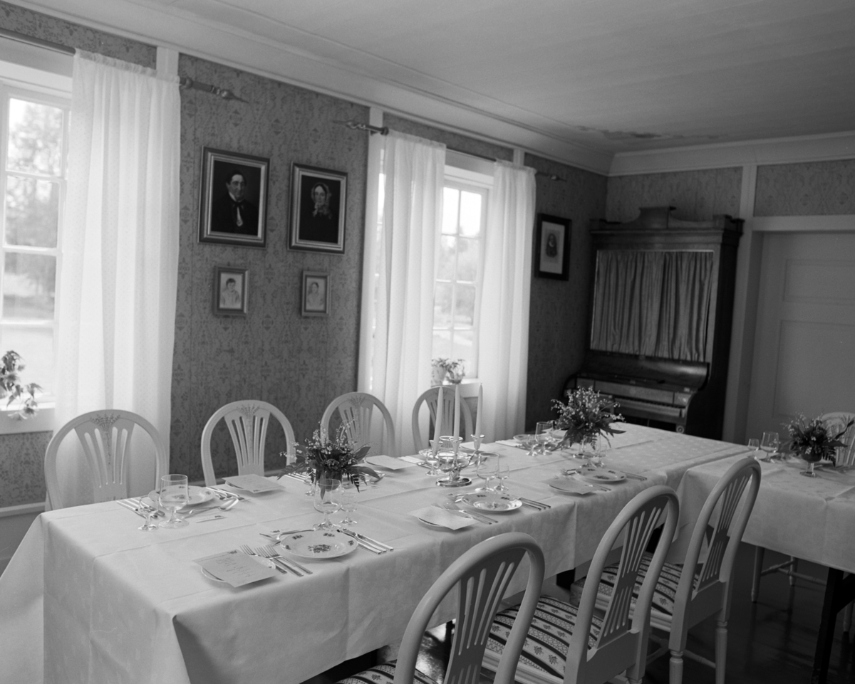 Norske Melkeprodusenters Landsforbund, NML 100 år 1881-1981. Kongemiddag, borddekking i Stor Deglum, Domkirkeodden. Anders Greve Løberg,  Restauranthuset Greven, pyntet og serverte.