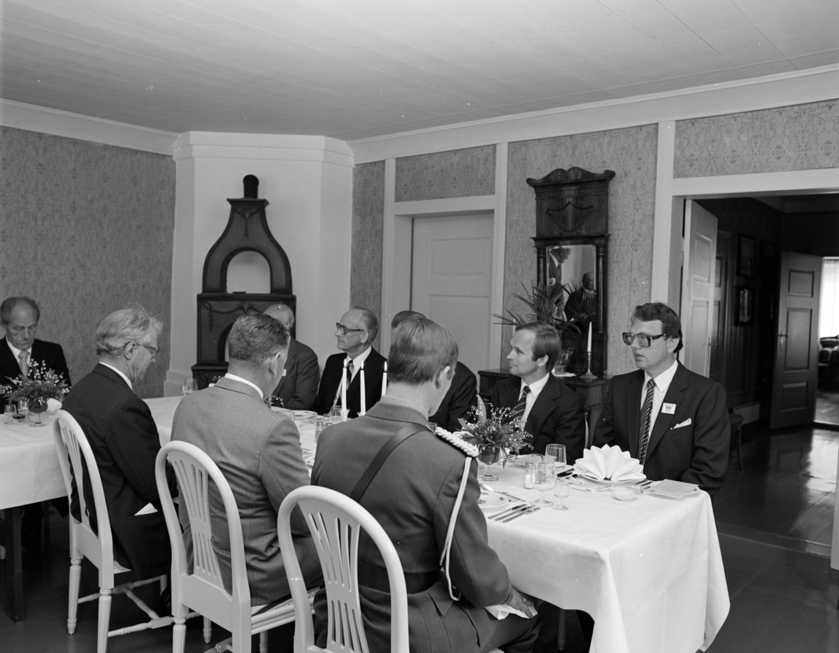 Norske Melkeprodusenters Landsforbund, NML 100 år 1881-1981. Kongemiddag,  i Stor Deglum, Domkirkeodden. T.h. Museumsbestyrer Ragnar Pedersen.