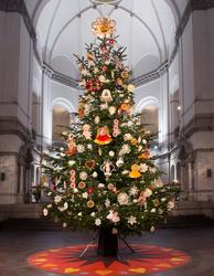 Julgran på Nordiska museet i Stora hallen 2015, med juldekor