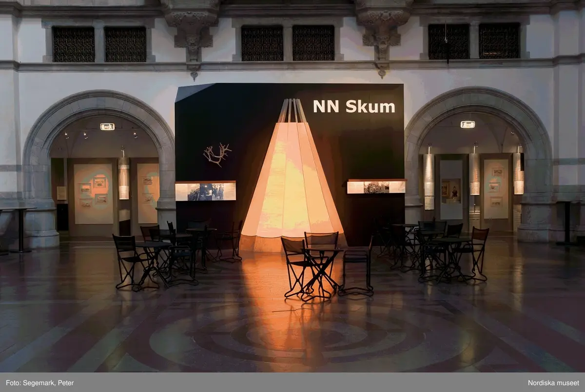 Utställning Nils Nilsson Skum 2007
Konstnären Nils Nilsson Skums styrka ligger i att han själv levt det liv han skildrat. Med sin skarpa iakttagelseförmåga dokumenterade han de renskötande samernas nomadliv. Skum ville att hans bilder skulle bevaras och vara en källa till kunskap om samelivet för kommande generationer. Nordiska museet köpte in samtliga teckningar till Skums bok Same Sita ¿ lappbyn. I utställningen visas 40 av dessa och utställningen följer samernas åtta årstider: vårvinter, vår, vårsommar, sommar, höstsommar, höst, höstvinter vinter.