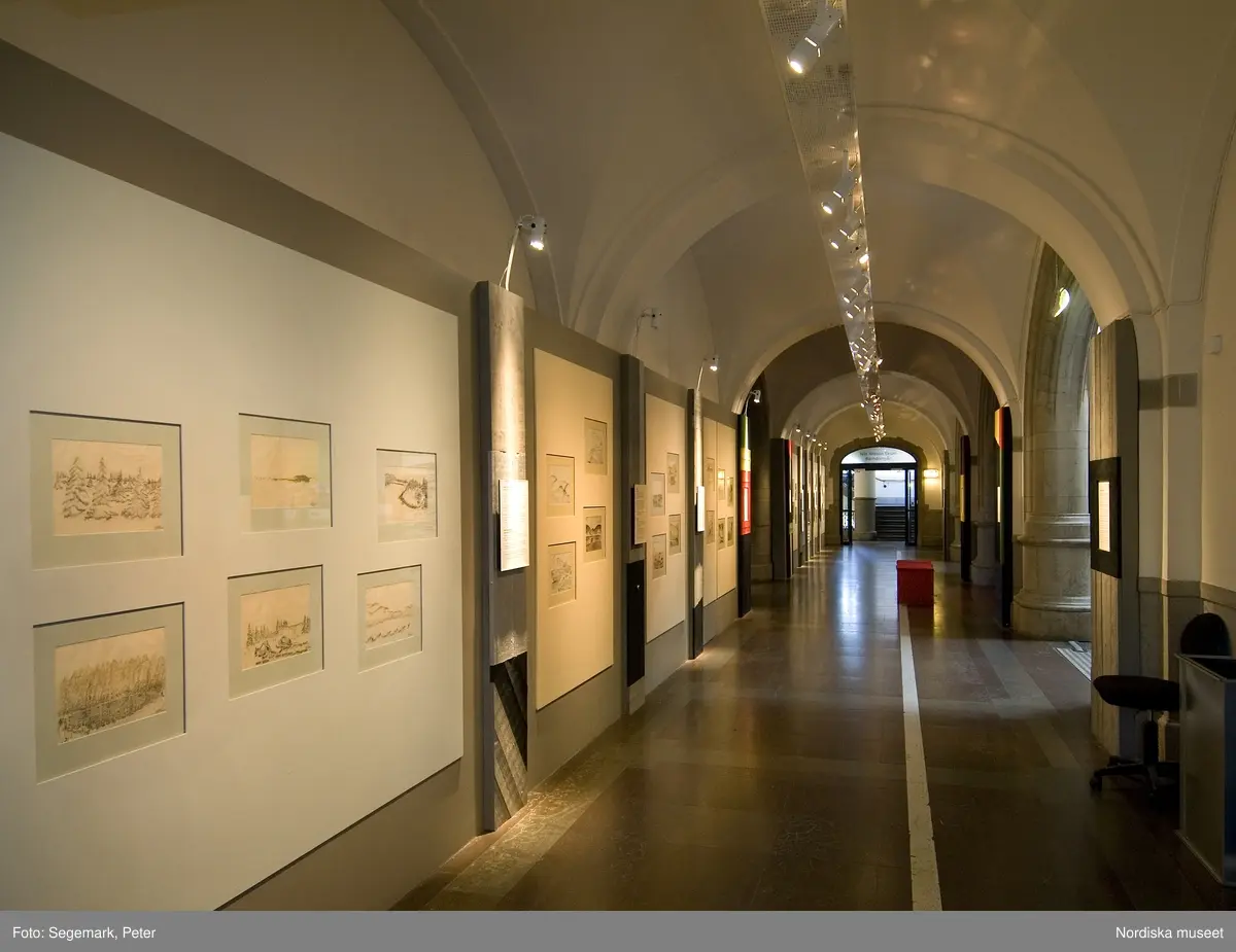 Fotodokumentation av utställning "Nils Nilsson Skum" på Nordiska museet spetember 2007.
Nils Nilsson Skum var same, tecknare och författare. Han föddes i en tältkåta på Ciuruduottar 1872, gick aldrig i skola och levde hela sitt liv i fjällvärlden. Först vid 60 års ålder blev han konstnär på heltid. I sina bilder skildrar han det lappländska landskapet och samernas liv och livsvillkor. På 1930-talet köpte Nordiska museet ett antal av Skums teckningar för att ge ut en bok och utställningen bygger på ett fyrtiotal av dessa som följer samernas åtta årstider: vårvinter, vår, vårsommar, sommar, höstsommar, höst, höstvinter vinter.