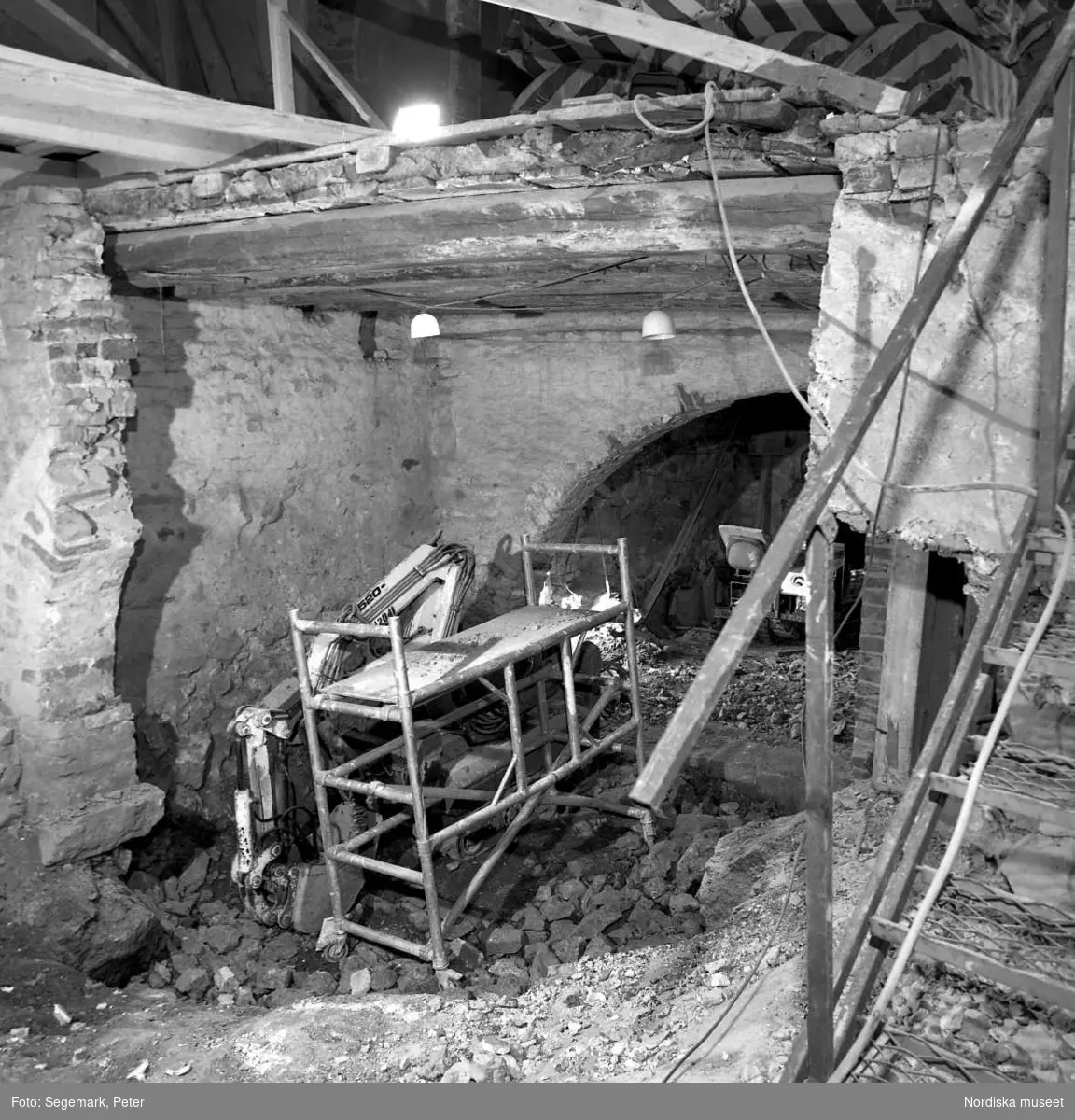 Dokumentation av  Tyresö slott under restaurering av flygeln. Ombyggnad av biblioteksflygeln.