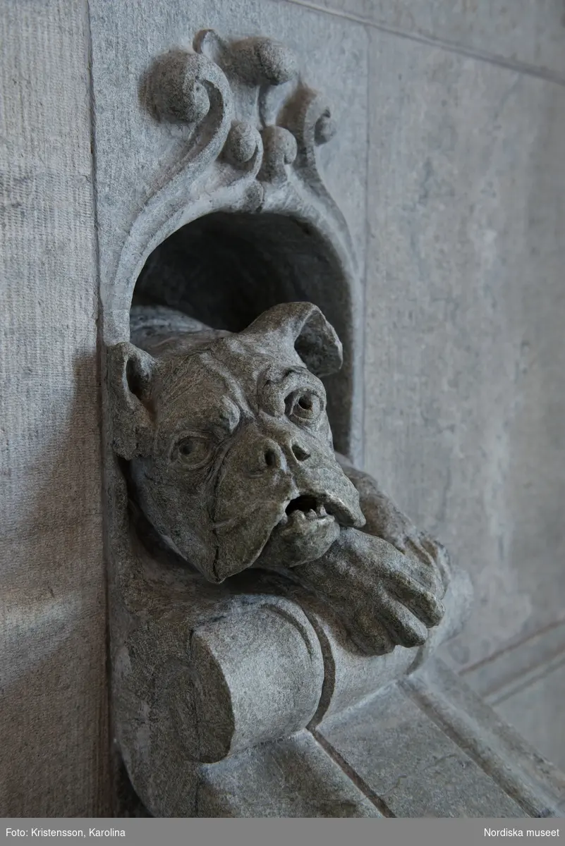 Detaljer huggna i sten i Nordiska museets interiör, dekorelement, kapitäl, figurer