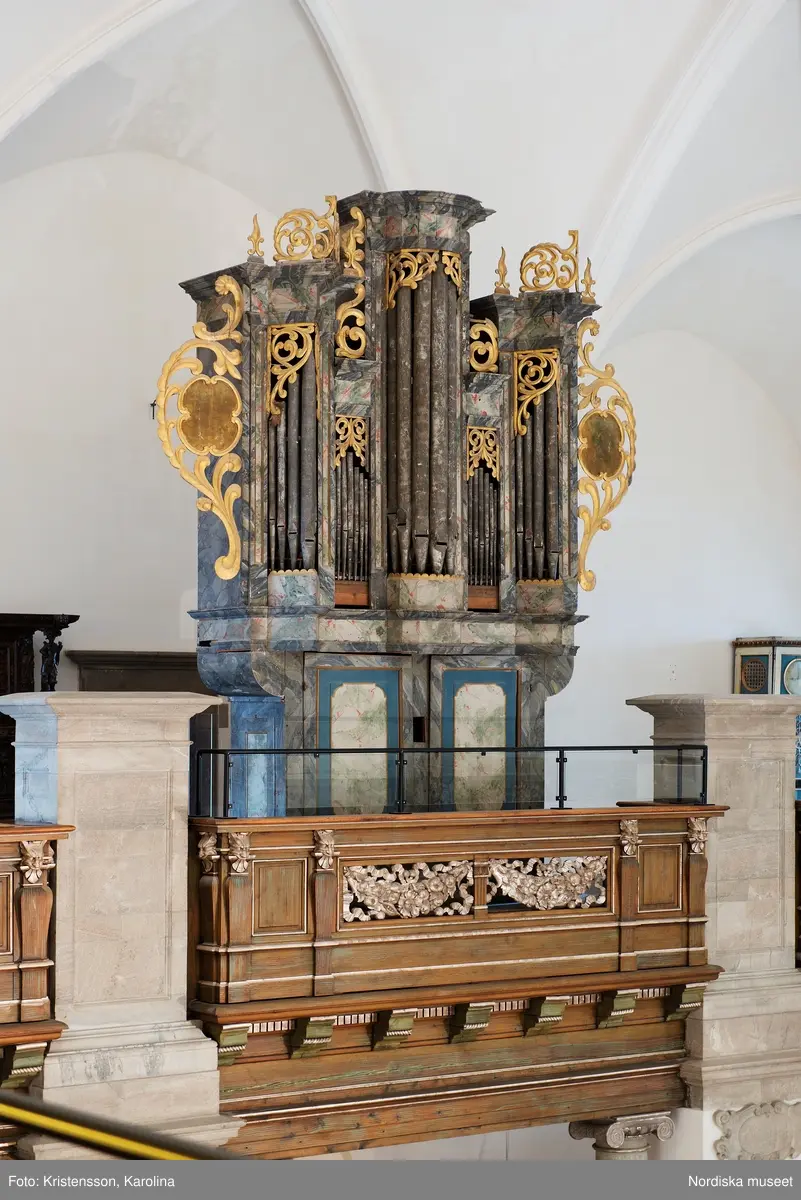 Orgel från Medåkers kyrka, Västmanland, utställd på Nordiska museet, sedd från nordvästra galleriet på plan 4.