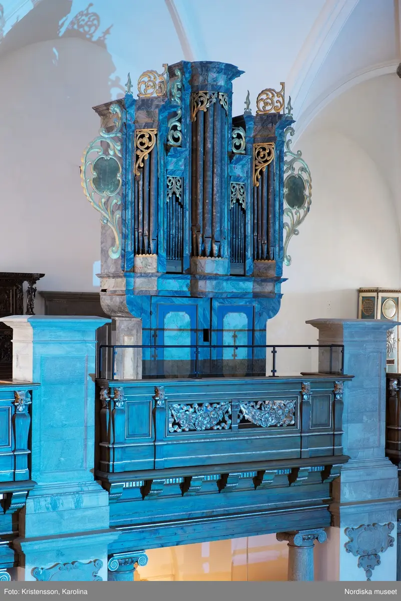 Orgel från Medåkers kyrka, Västmanland, utställd på Nordiska museet, sedd från nordvästra galleriet på plan 4.