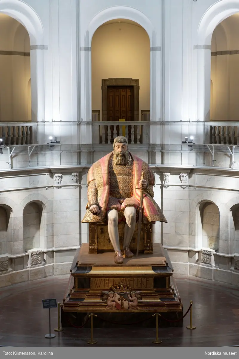 Gustav Vasa, helfigur och detaljer av staty i Stora hallen på Nordiska museet