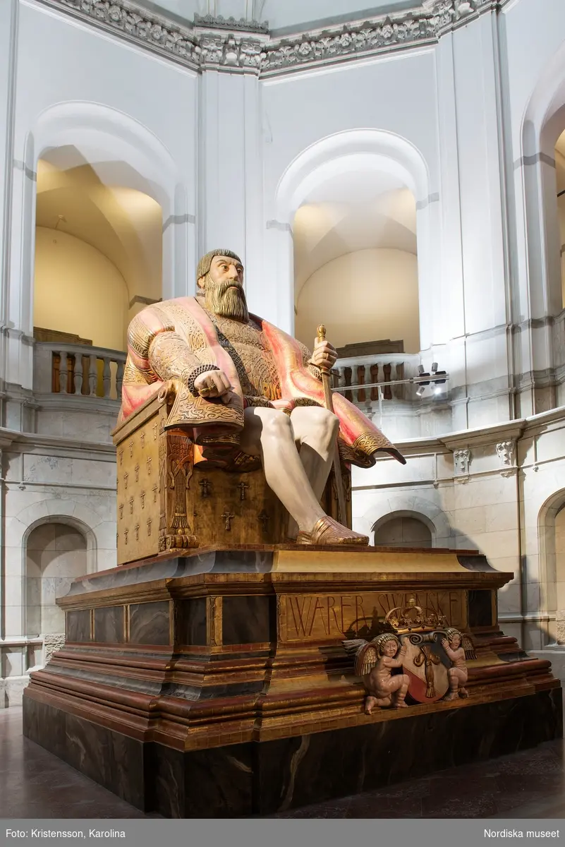 Gustav Vasa, helfigur och detaljer av staty i Stora hallen på Nordiska museet