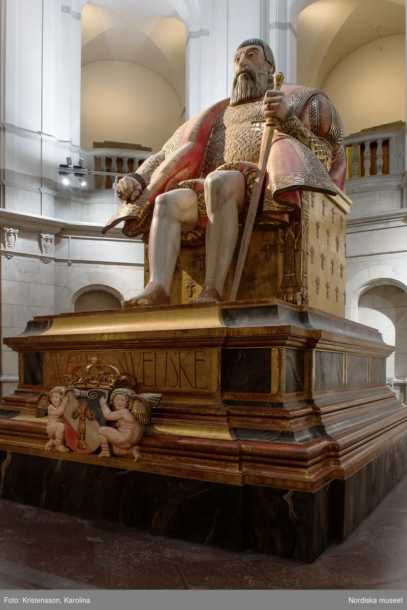 Gustav Vasa, helfigur och detaljer av staty i Stora hallen på Nordiska museet