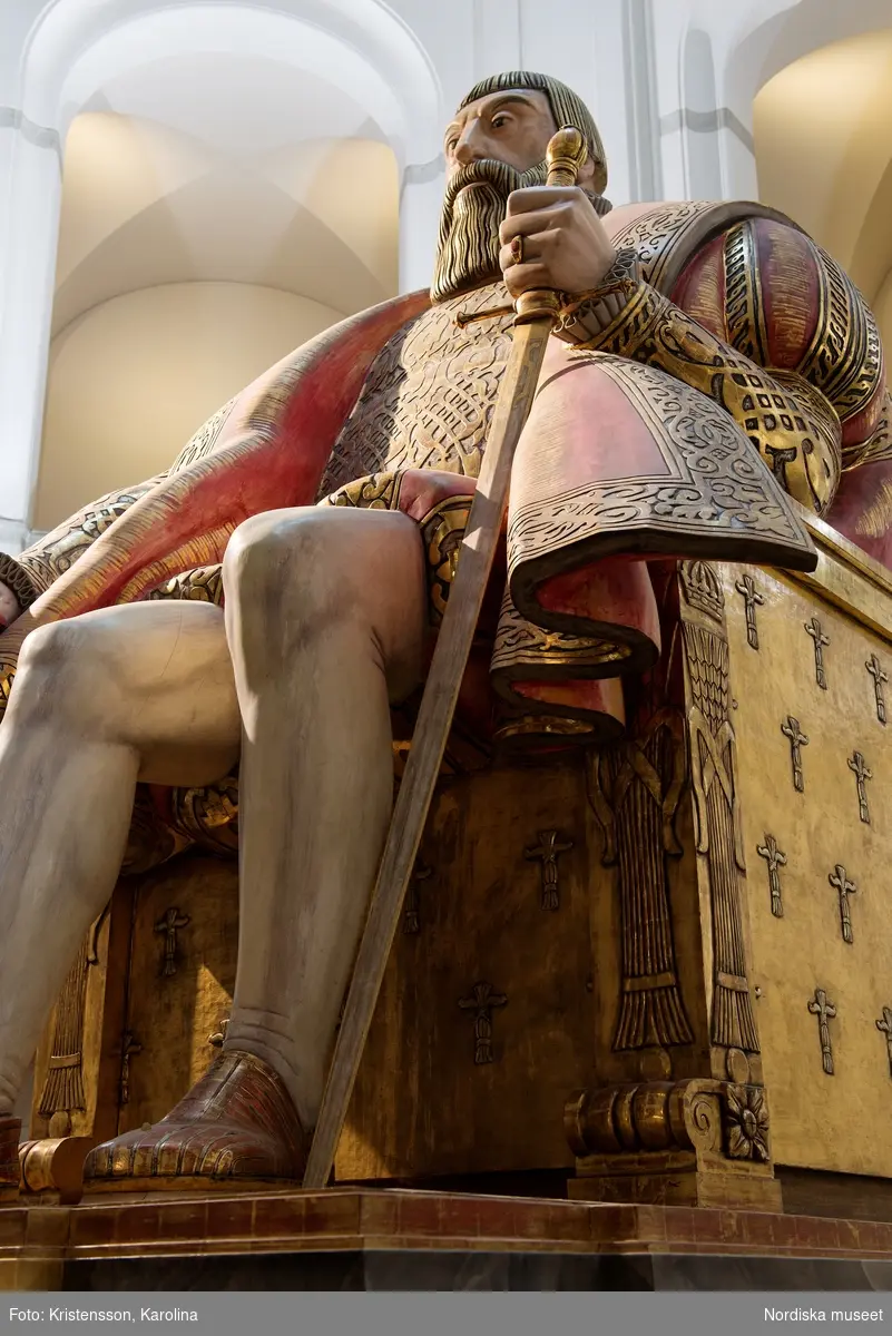 Gustav Vasa, helfigur och detaljer av staty i Stora hallen på Nordiska museet