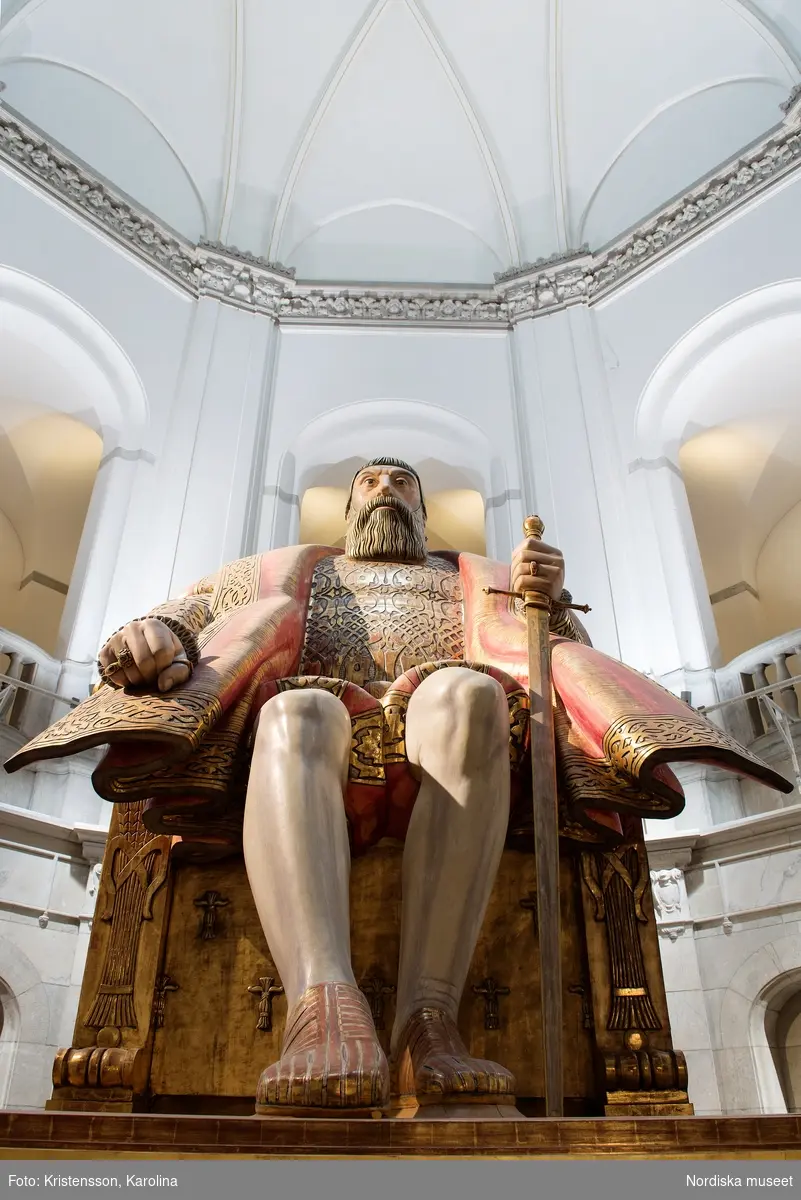 Gustav Vasa, helfigur och detaljer av staty i Stora hallen på Nordiska museet