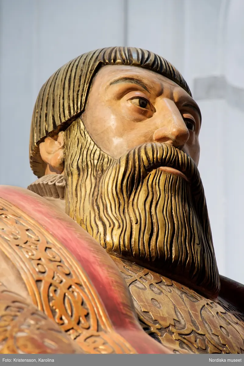 Gustav Vasa, helfigur och detaljer av staty i Stora hallen på Nordiska museet