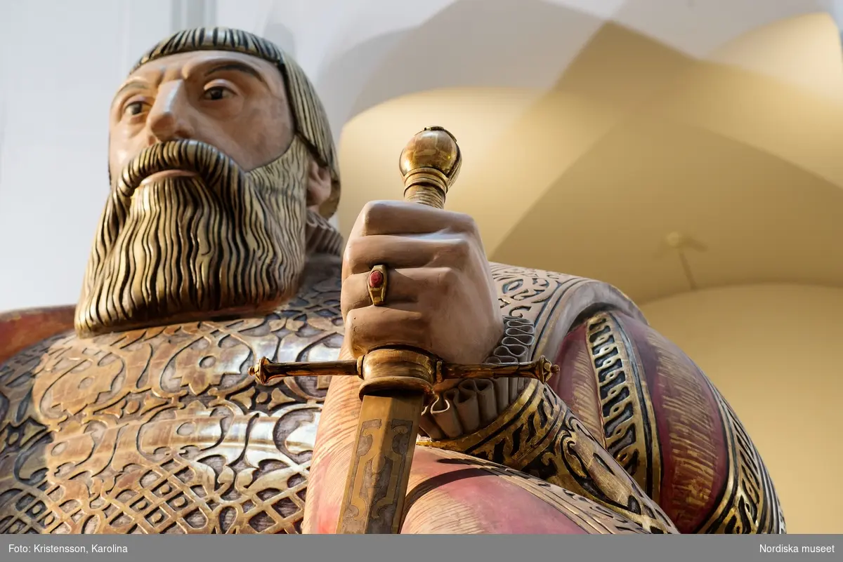 Gustav Vasa, helfigur och detaljer av staty i Stora hallen på Nordiska museet