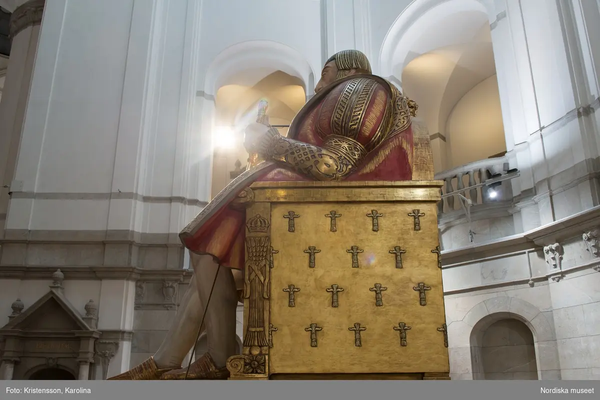 Gustav Vasa, helfigur och detaljer av staty i Stora hallen på Nordiska museet