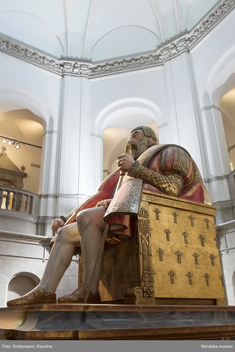 Gustav Vasa, helfigur och detaljer av staty i Stora hallen på Nordiska museet