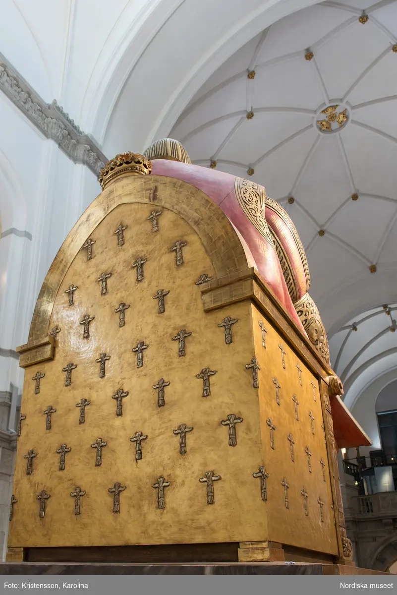 Gustav Vasa, helfigur och detaljer av staty i Stora hallen på Nordiska museet