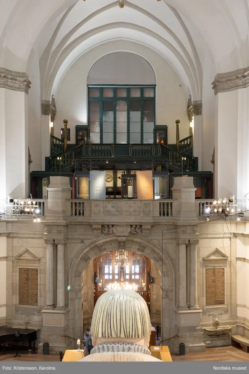 Detalj av den fasta inredningen på Kröningsläktaren, Nordiska museet