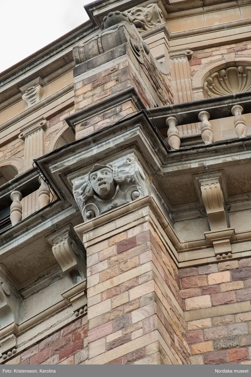 Detaljer huggna i sten på Nordiska museets västra sida