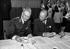 Karlsborg, kungabesök och invigning av museet år 1962. Från lunchen, Gustaf VI Adolf och öv Bratt.