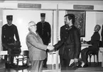 Bitr. Museiföreståndare Gillis Pettersson hälsar kronprins Carl Gustaf välkommen till Karlsborgs museum år 1967.