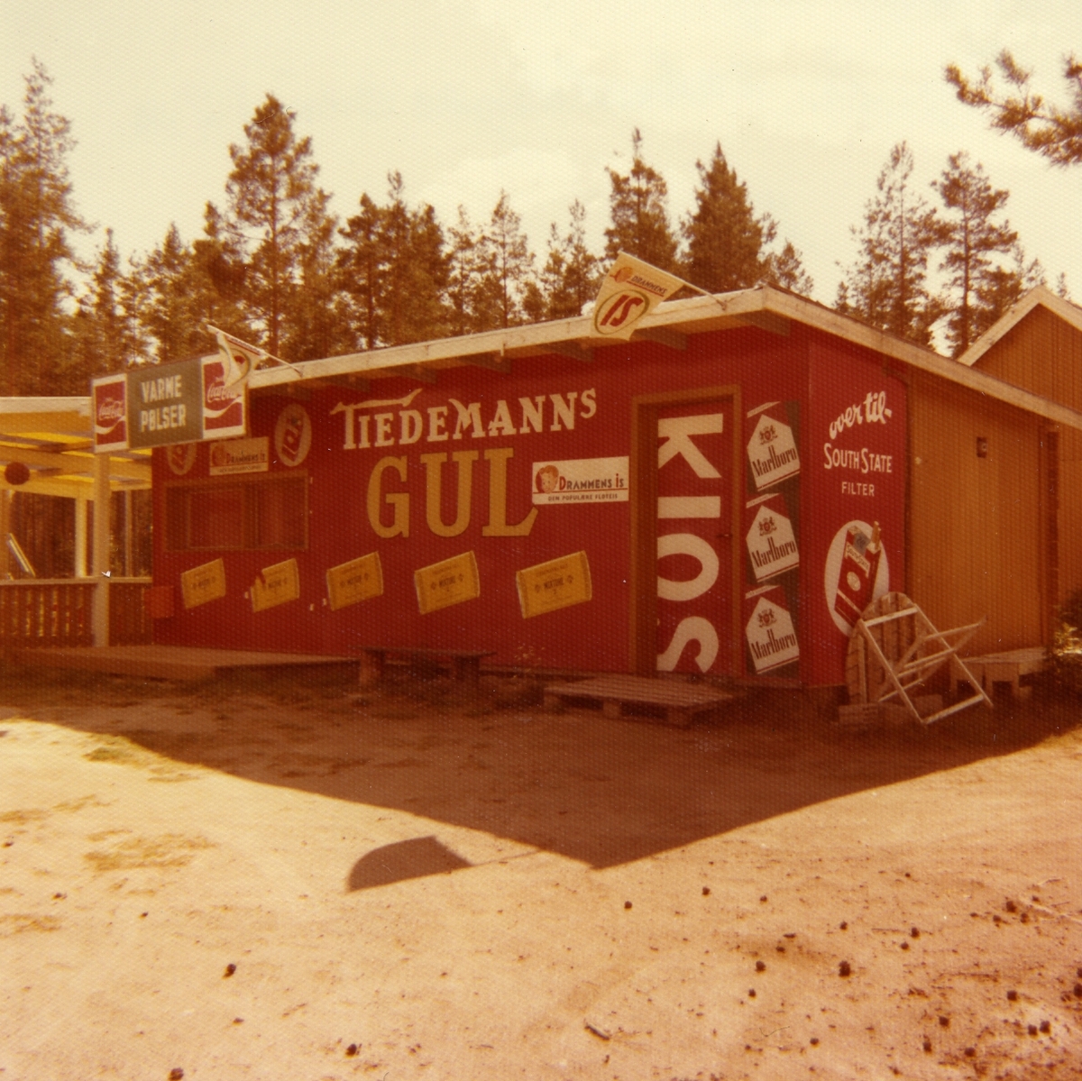 Kiosk med reklame for South State og Marlboro sigaretter og Tiedemanns Gul Mixture tobakk.