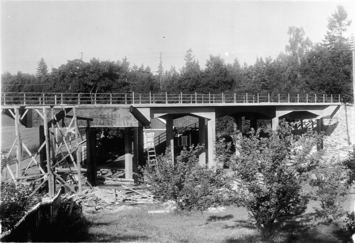 Byggherre: Byggnadsaktiebolaget Contractor, Stockholm. Bro över Vrena bangård.